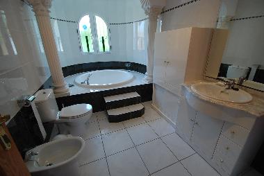 Gro�es, helles Bad-en-Suite mit gro�er Rundbadewanne 