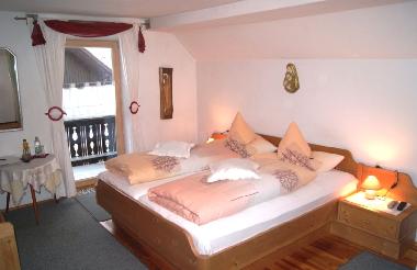 Doppelzimmer mit Balkon und Zustellbett in Landhaus