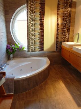 Luxuri�ses Badezimmer mit Whirlpool, Dusche und Sauna