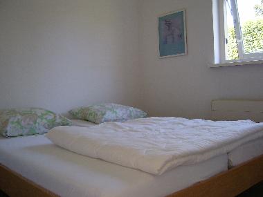 Schlaffzimmer mit einem Doppelbett