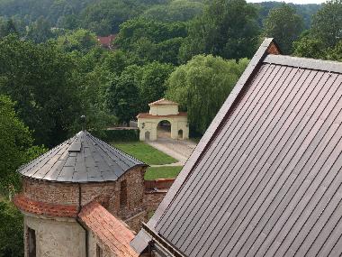 Blick von oben auf das Gelbe Tor der Klosteranlage