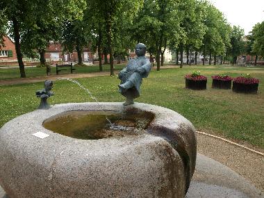 Brunnen mit Klostermnch am Platz des Friedens