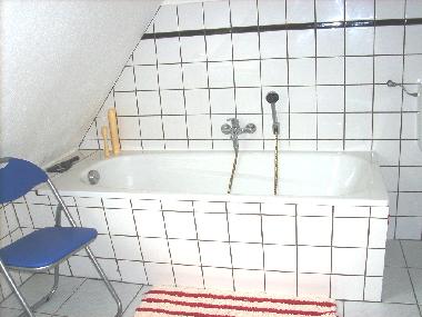 Badezimmer mit Wanne, auch eine Dusche ist vorhanden
