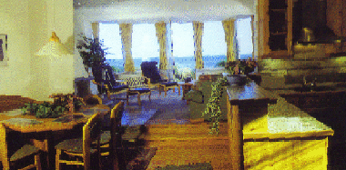 Die offene Studioküche der Erdgeschoss-Ferienwohnung im Vordergrund rechts, gegenüber der Essbereich