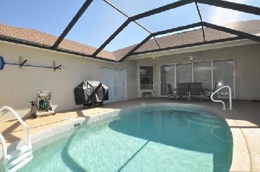 Pool mit Blick zum Haus