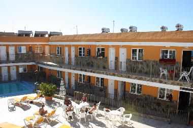 Die Poolterrasse ist ein beliebter Treffpunkt