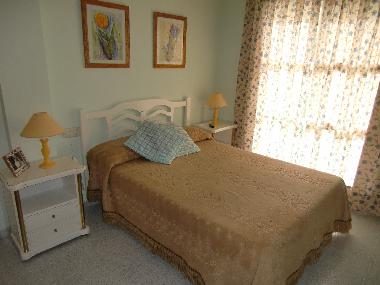 Schlafzimmer mit Doppelbett und Balkon