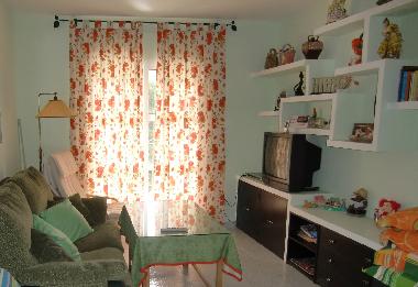 Wohnraum mit Zugang zum gro�en Balkon