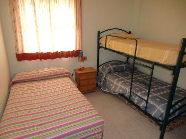 Schlafzimmer mit einem Einzelbett und Stockbett