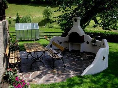 Grosse Grillterrasse im ruhig gelegenen Garten.