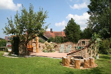 Mediterrane Sonnenterrasse mit Grillplatz