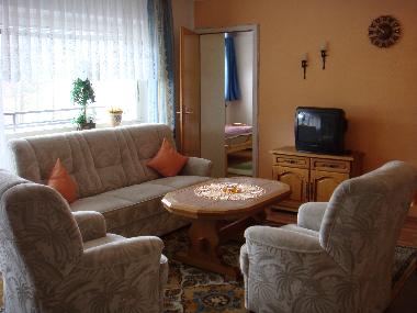 Sitzgarnitur im frisch renovierten Wohnbereich mit Durchgang zum j�ngst modernisierten Schlafzimmer 