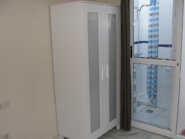 Gaestezimmer (es gibt 2 Betten) und auch 2 Babybetten und dazu ein eigenes Badezimmer mit separat WC