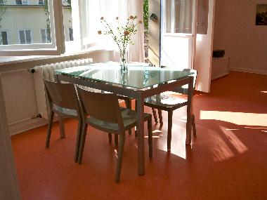 Tisch mit 4 - 6 Sthlen