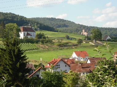 Blick auf kath. Dionysius-Kapelle und Burg Landeck
