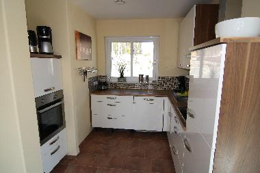 Meeresfunkeln: K�che mit allem Komfort wie Sp�lmaschine, Mikrowelle, Cerankochfeld und Backofen