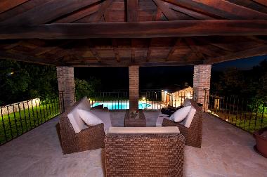 Terrasse im Obergeschoss mit Blick auf Pool 