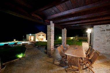 Untere Terrasse mit Blick auf Pool