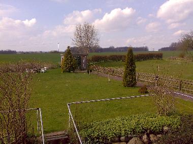 Blick in den weitl�ufigen Garten und zum Maritim Hotel