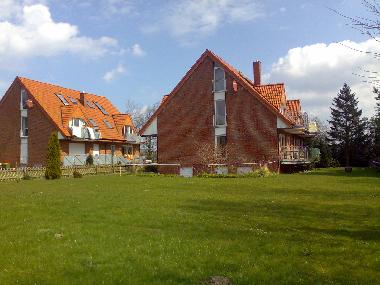 In dem rechten Haus befinden sich die FeWo