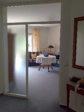 Blick aus der Diele ins WZ der Hochparterre WE