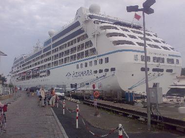 Diese Ozeanriesen sieht man abends hell beleuchtet durch die Trave in die Ostsee fahren