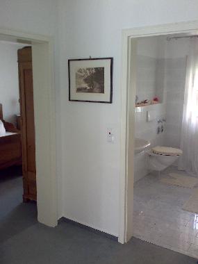 Hier ein Blick ins Schlafzimmer und ins Badezimmer mit Echtmarmor und Badewanne  als auch Dusche 