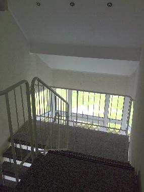 Blick aus der DG-FeWo in das  lichte Treppenhaus