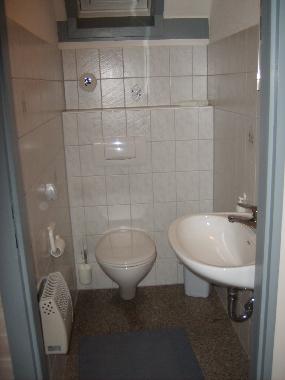 Ons tweede toilet met wastafel