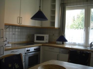 Kche mit Khlschrank, Gefrierschrank, Ceranherd, Ofen, Mikrow.
