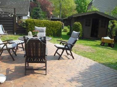 Terrasse und kleiner Garten mit Gartenhaus fr Ihre Sportgerte.