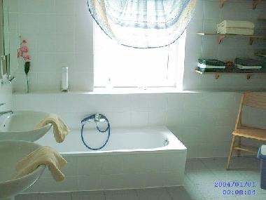 EG - Badewanne, Dusche und WC