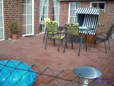EG-Terrasse mit Strandkorb, Sandkiste, Grill