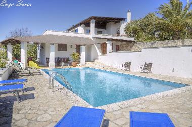 Schwimmbecken mit Haus "Tramonti" 