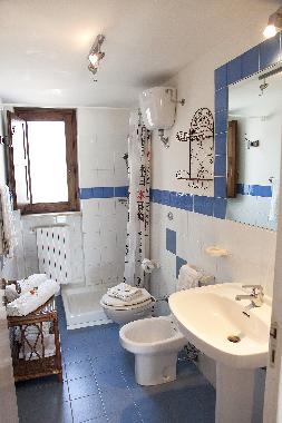 Bad mit Dusche Haus "Tramonti"