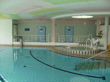 Innenpool mit Thermal-Massage-Becken 