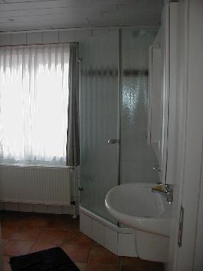 Badezimmer mit Vollbad und Dusche im Erdgeschoss des Ferienhauses