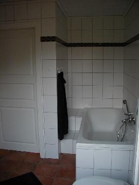 Das Badezimmer mit Badewanne und Dusche und WC  befindet sich im Erdgeschoss unseres Ferienhauses.