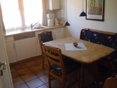 Kche mit Sitzecke zum Kochen und Klnen.