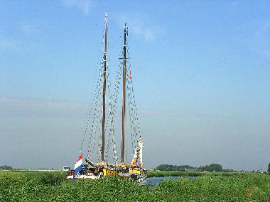 Aussicht aus der Garten. Boot ,,Noord Holland Kanaal,, 