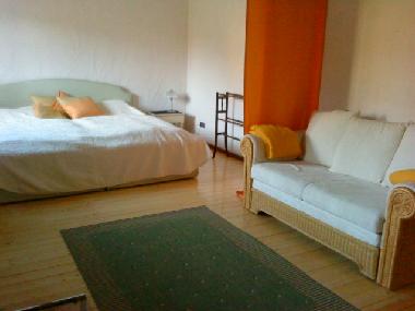 Das Schlafzimmer mit Doppelbett und ausziehbarer Schlafcouch