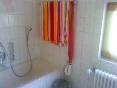 Badezimmer mit Wanne und Dusche