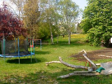 Riesiger Spielgarten mit verschiedenen Spielger�ten und M�glichkeiten
