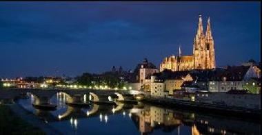 zu fu der Donau entlang 10min. zum Dom