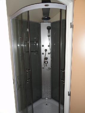 Luxus Dusche mit Regendusche und Massagedsen