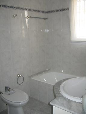 Bad mit Wanne und Zugang durch das Schlafzimmer