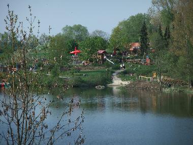 Ebenfalls am S�dufer gibt es einen gro�en Soielbereich, eine Sommerrodelbahn und Biergarten  .