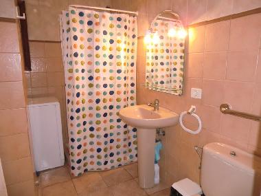 Bad mit Dusche , rollstuhlgerechte T�rbreite 