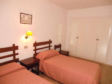 grosser Kleiderschrank 