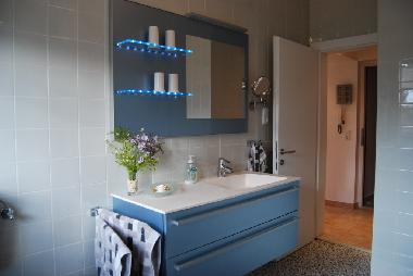 Badezimmer mit viel Ablagefl�che